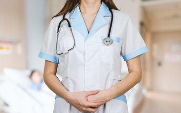 Oblečení pro zdravotní sestry: jak by mělo vypadat a jak se liší napříč pracovišti